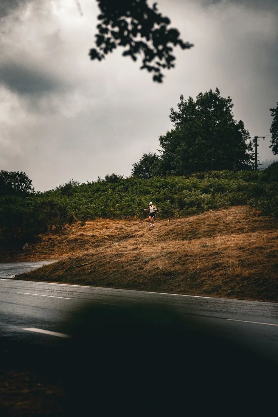 Lisa beim Trailrunning auf einem Wiesenhang