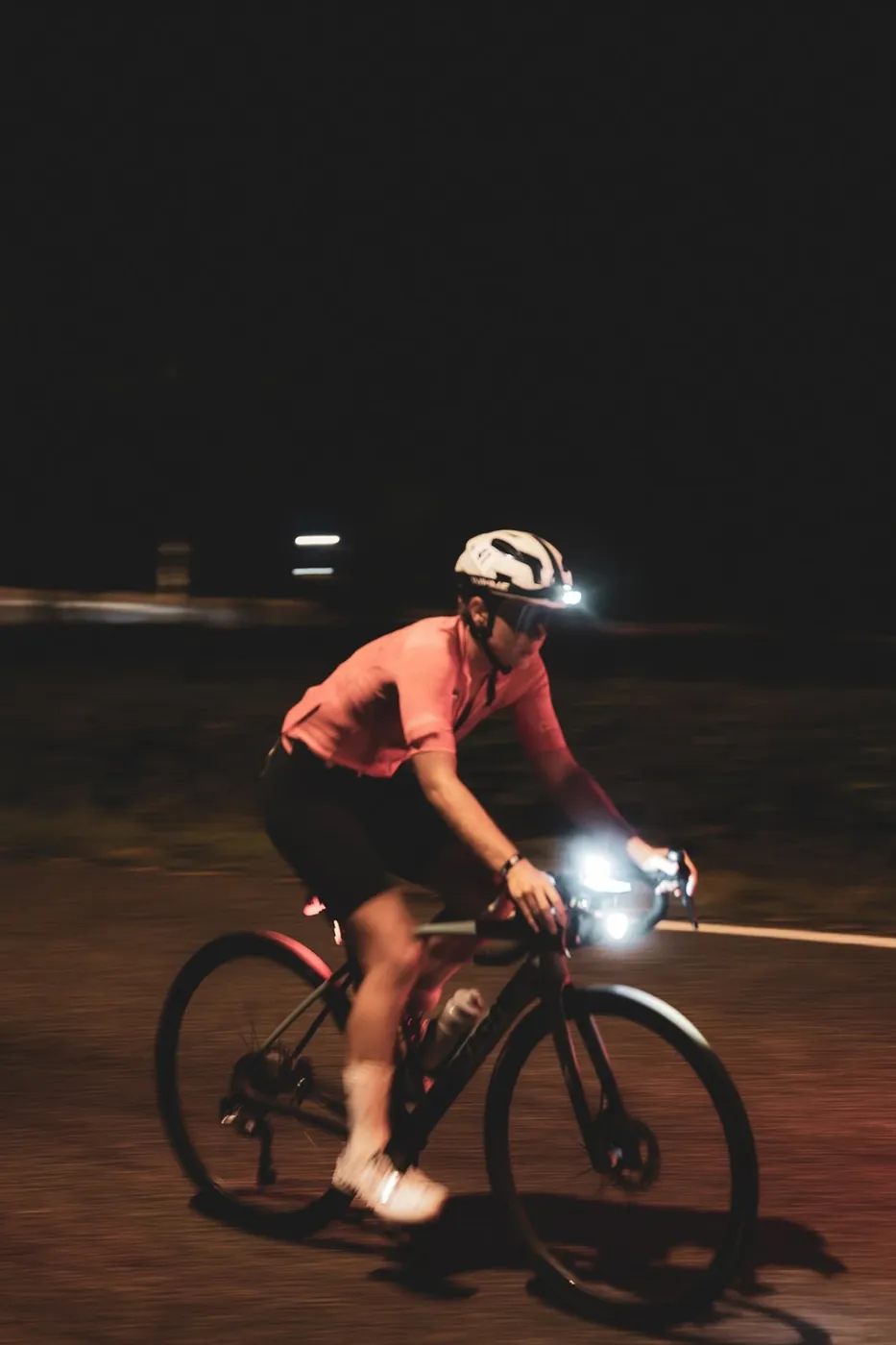 Lisa bei Nacht auf dem Rennrad mit Stirnlampe und Frontlicht